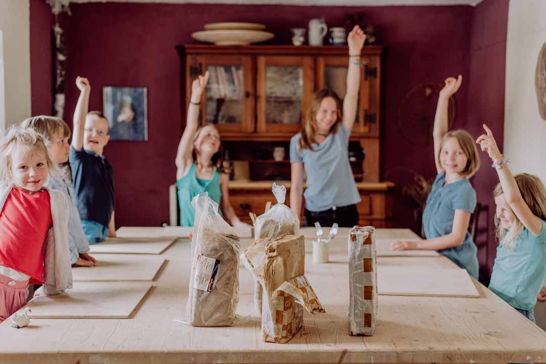 Kinder beim Kindergeburtstag mit Ton am Brunnerhof Richt